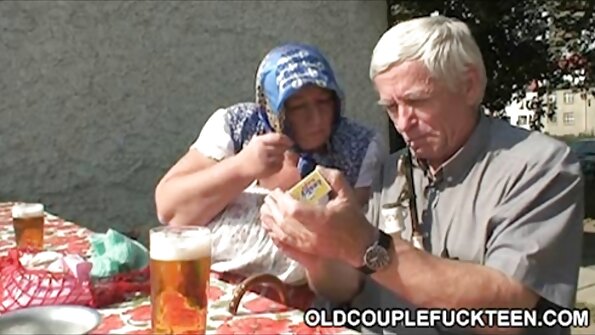 ดอกทองยุโรปที่มีผมสีเข้มได้รับเสาเนื้อที่ยอดเยี่ยมสองอันทันที