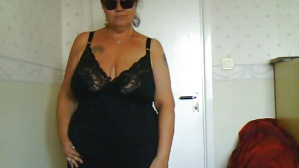 ลูกไก่ร้อนเป็นการทำหีเลียในสนุกสนานกันอย่างเป็นบ้าเป็นหลังเลสเบี้ยนกับคนอื่น