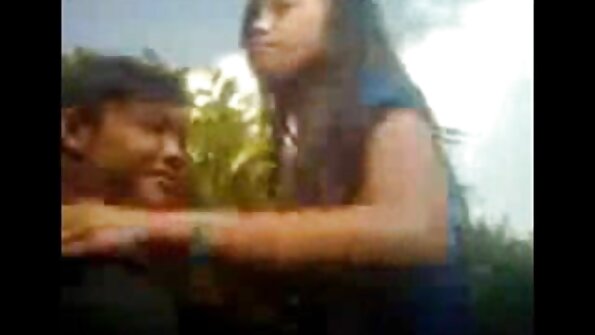 สาวผมแดงเลสเบี้ยนและเซ็กซี่ MILF ลองช่วยตัวเองด้วยการใช้สายรัด