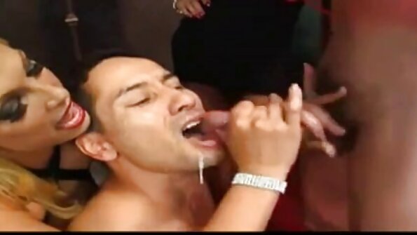 ผมสีน้ำตาลงดงามและ BF ของเธอไม่เสียเวลาบนโซฟา