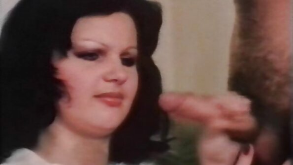 เจี๊ยบน่ารักกับโจรที่ดี assfucked โดยคู่หูที่แข็งแกร่ง