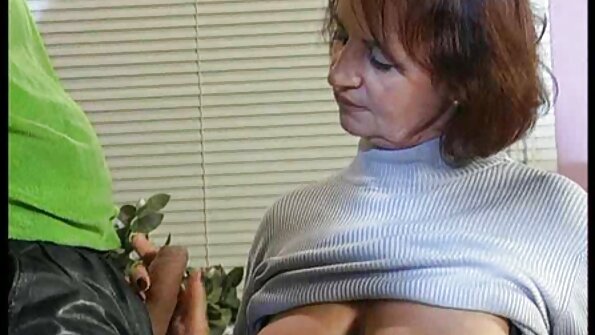 สีบลอนด์น่ารักกำลังได้รับไก่ในปากของเธอเพื่อดูดในโรงเรียน