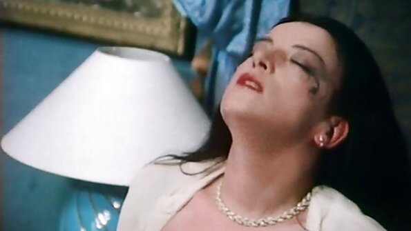 Fantastic Jackie Daniels ให้ footjob กับนักรบที่หล่อเหลาของเธอ