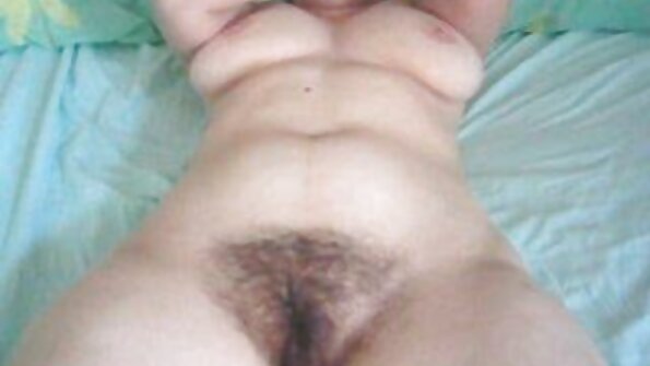 สาวขี้เหงากำลังพิงกระจกขณะแม่แรง