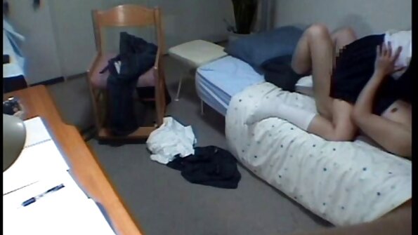 เจี๊ยบผมสีน้ำตาลโง่กำลังขี่ลึงค์ใหญ่เหมือนม้า