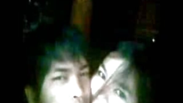 อ้วนดำดิ๊กกำลังเจาะก้นของเจี๊ยบขาวลึกและแข็ง