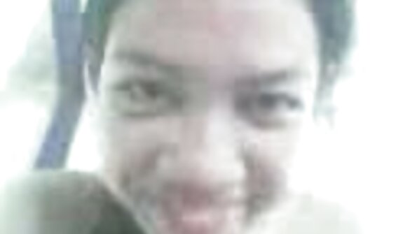 สาวๆ อยู่บนพื้นยิม ยัดของเล่นเข้าหากัน