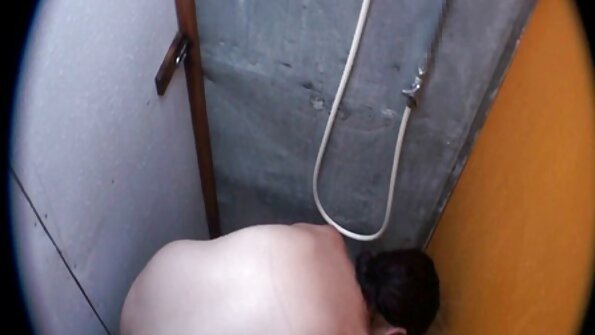 ผู้ชายกำลังมีความรักกับน้องสาว busty และ bonks trimmed pussy