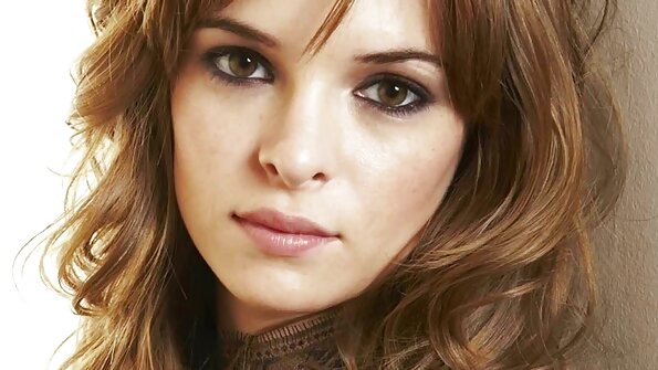 สาวน่ารักกำลังได้รับก้นกลมของเธอเซ็กซี่เลียโดยคนรักของเธอ