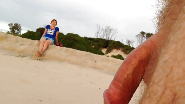 สาวๆเลียกันอย่างเย้ายวนและเย้ายวนบนเตียง