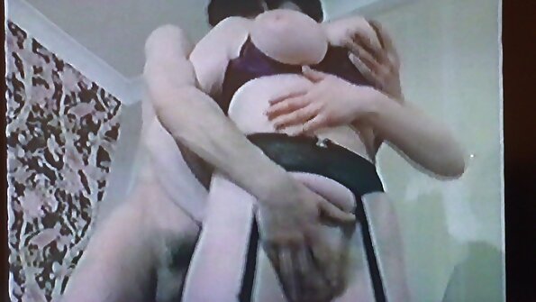 ชาวละตินสวมรองเท้าส้นสูงกำลังร่วมรักชายร่างใหญ่