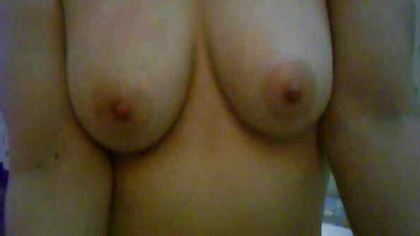 สาว Mulatto พานักเต้นระบำสีดำมานอนคว่ำ