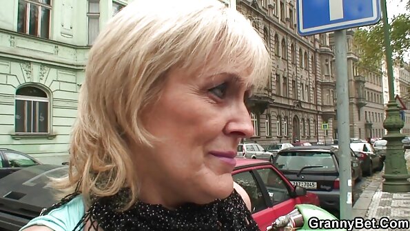 คู่หูที่โดดเด่นอย่างไร้ความปราณีเจาะดอกทองตัวเล็กบนโซฟา