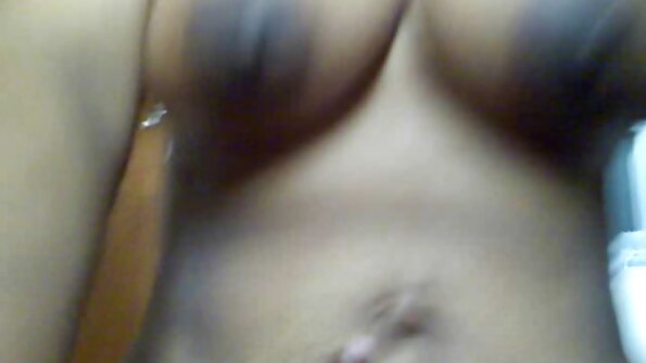 English MILF บน ของเขา โต๊ะเขียนหนังสือ ใช้เวลา a กระเจี๊ยว ใน เธอ สมบูรณ์ หี