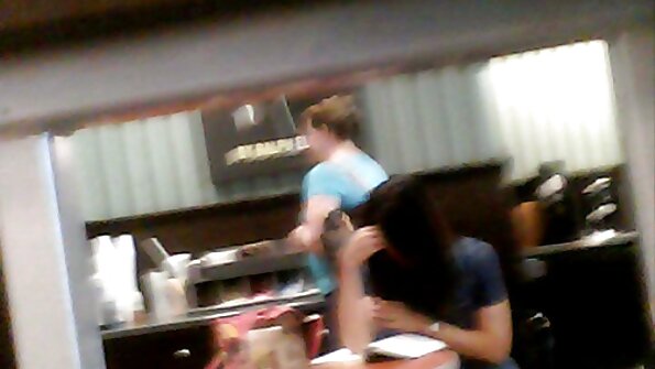 ผู้ชายที่มีองคชาตใหญ่เริ่มต้นด้วยการเย็ดหีแล้วเปลี่ยนเป็นทางทวารหนัก