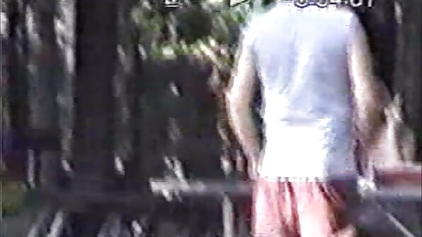 สีน้ำตาลฉ่ำกำลังให้ footjob ที่ยอดเยี่ยมหลังจากถูกระยำ