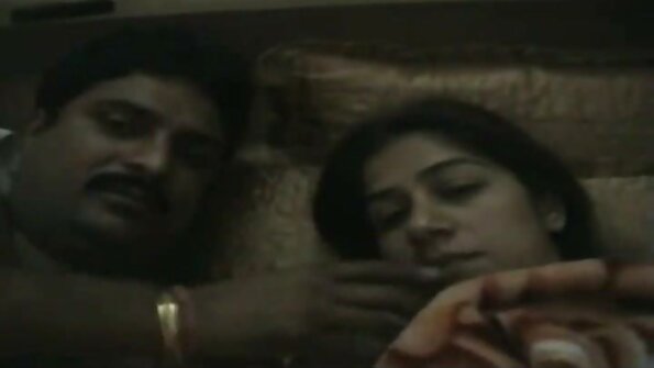 MILF และลูกติดของเธอกำลังมีเซ็กส์สามคนกับเพื่อนคนหนึ่ง