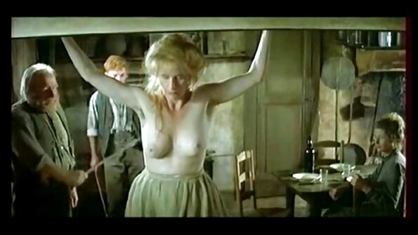 ผู้ชายที่มีกล้องมีความสุขที่ได้ชื่นชม MILF ที่เปลือยเปล่าที่ยอดเยี่ยม