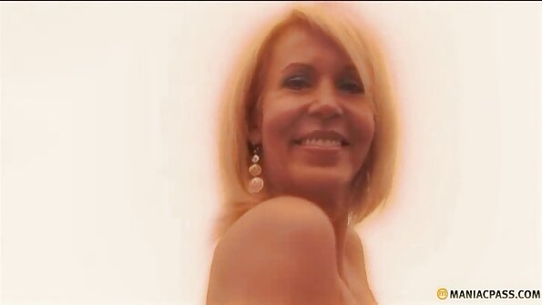 คู่รัก fucks ด้วยความหลงใหลคลั่งไคล้บนบันได