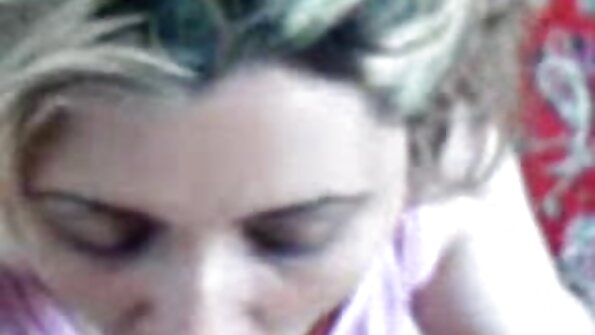 เจี๊ยบโค้งกับของเล่นริมฝีปากหีเจาะกับ dildo