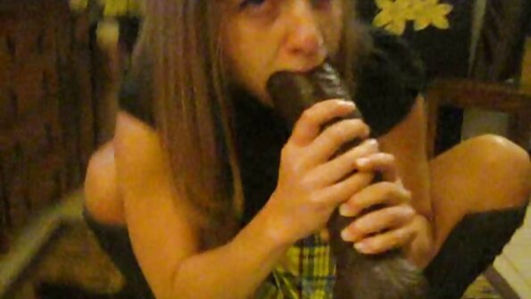 แม่ผมอยากเอาคนแก่และวัยรุ่นกำลังขี่กระเจี๊ยวบนโซฟาใน Threesome