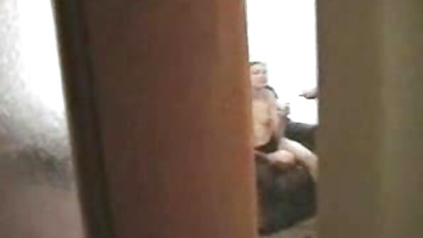 MILF กับ ใหญ่ ปลอม หน้าอก และ หัวนม เล็ก กำลัง ได้ fingered